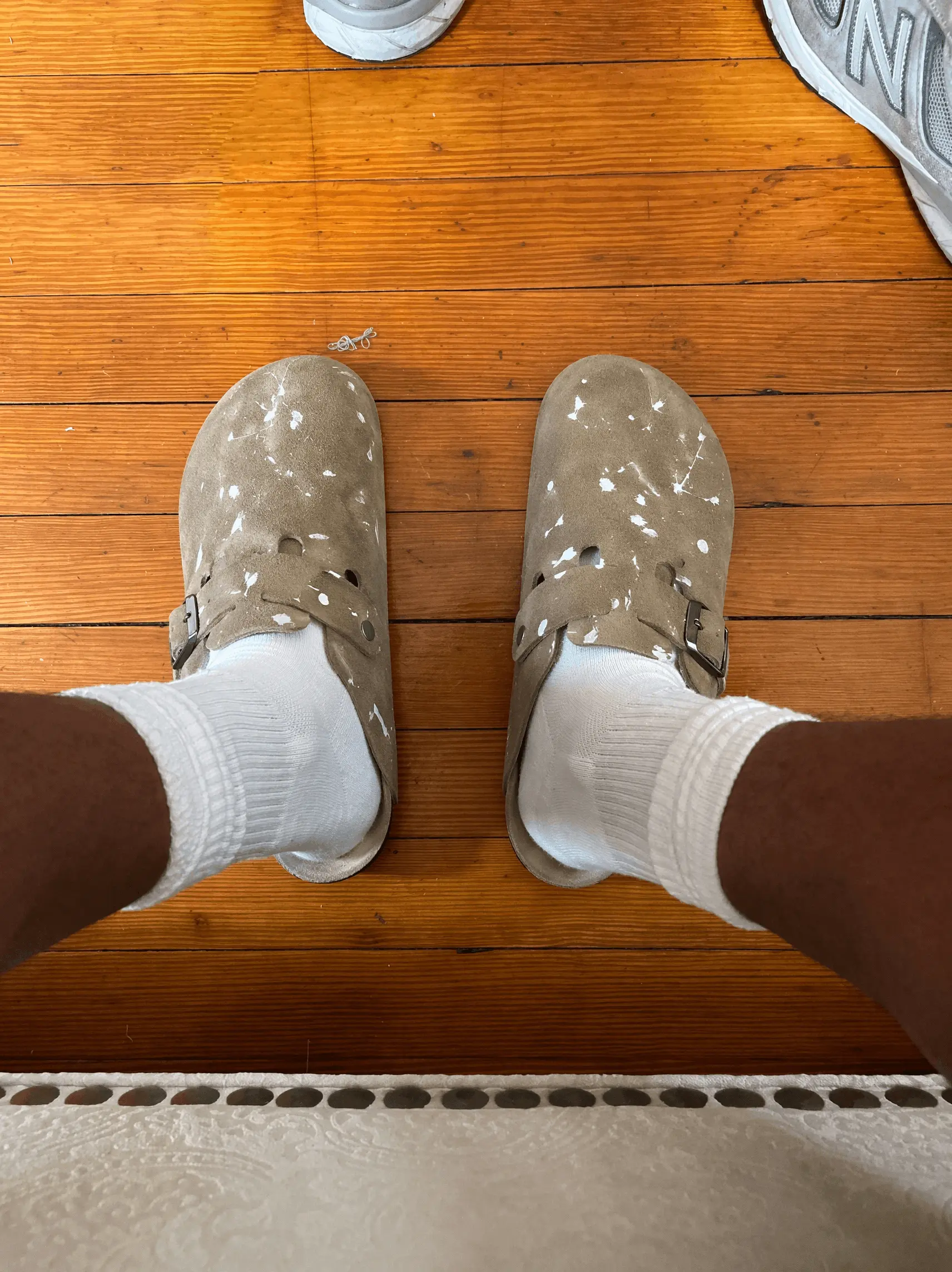 Clogz Clogs scène table
